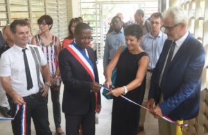 Richard Barbet, le principal du collège de Mgombani, Bacar Ali Boto, 1er adjoint à Mamoudzou et Nathalie Costantini, la vice-recteur, inaugurent les nouvelles salles