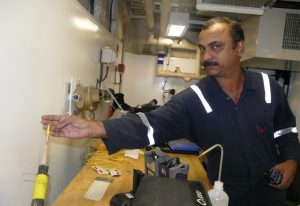 Le chargé du test de fonctionnement montre le double gainage autour des 3 fibres