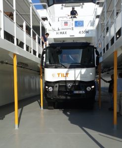Un camion de Tilt embarqué dans le nouvel amphidrome