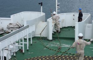 L'extrémité envoyé sur la barge du bord pour être beachée à Majicavo