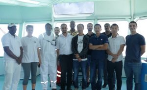 Les scientifiques de la mission AVASSA Project entoure le commandant Gamal A. Mahdi