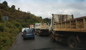 Une longue file de poids lourds et d'importants bouchons, le temps que le camion en panne soit réparé