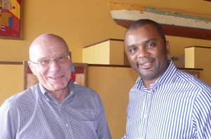 Bernard Dezallai et Kadhafi Attoumani lors du lancement des formations