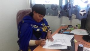 Chakila Abdou, officier d’etat civil, signe son premier acte, dans les locaux du CHM (Photo: Mairie de Mamoudzou)