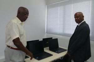 L'ancien et le nouveau présidents, Omar Djoundiy et Salime Soumaila, échangent autour du matériel informatique