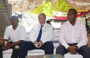 Jean-Christophe Cambadélis au restaurant Le Faré en Petite Terre, entouré d'Ibrahim Aboubacar (à droite sur la photo) et d'Issouf Madi Moula