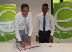 1ere convention sur l’Éclairage Public autonome entre EDM et Koungou, signée par Yacine Chouabia et Assani Saindou Bamcolo