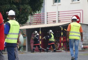 Les agents pompiers d'EDM en action au fond, sous le regard du responsable de la Centrale en observateur