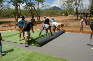L'installation finale des surfaces de gazon synthétique sur les 7 premiers trous du parcours