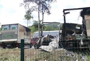 Une partie du grillage est manquante à gauche