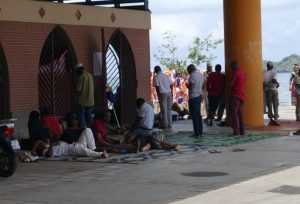 Sur la place de la République où elle était accueillie, la mosquée et sa prière de midi