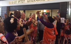 Marine Le Pen reçoit un salouva à son arrivée à l'aéroport de Mayotte