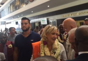 Marine Le Pen profite de l'accueil à l'aéroport de Mayotte