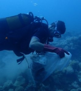 Un nettoyage sous-marin annuel malheureusement toujours riche en surprises (Photos: Les Naturalistes)