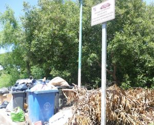 Une pancarte d'interdiction de dépôt des déchets, petite et écrite en français, à Dzaoudzi, n'aura pas dissuadé
