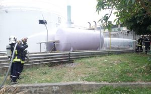 Deux équipes de pompier sont sollicitées en raison de la proximité de la cuve de 800m3 de gasoil