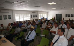 Une salle pleine et attentive