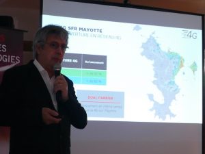 Patrick Josset devant la carte de couverture 4G de Mayotte