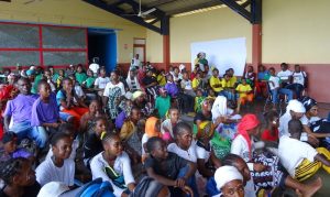 180 enfants joyeux devant le spectacle