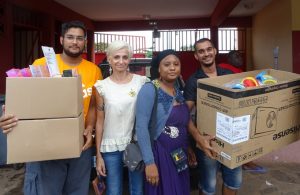 Chrysthel Thouron et Chakila Yssouf du Village d'EVA reçoivent les cadeaux collectés par le Rotary Club