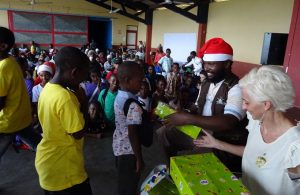 Village d'EVA: Un bonnet de Père Noël et des cadeaux pour cette journée de fête