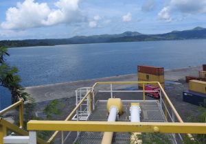 Le ciment arrive directement par par pipe depuis le navire sous pression de souffle d'air chaud