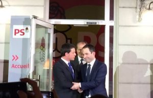 Poignée de main entre Benoît Hamon et Manuel Valls à l'issue du 2nd tour de la primaire de la gauche