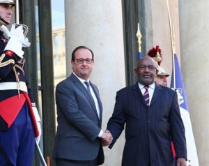 Azali Assoumani et François Hollande sur le perron de l'Elysée en octobre 2016