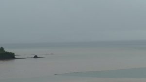 Alluvions et déchets précipités dans le lagon
