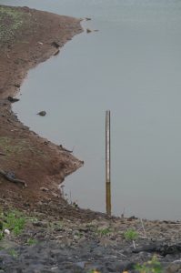 Faible niveau sur le repère le plus immergé des trois de la retenue collinaire de Dzoumogne