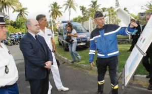 Bruno Le Roux à La Réunion s'est fait présenter les différents dispositifs de sécurité (Photo: JIR)