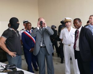 Le ministre a repéré la présence de notre journaliste...