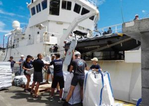 Les Fazsoi se mobilisent: 45 tonnes de matériel sur le patrouilleur "Le Malin"