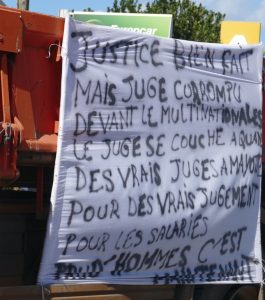 Les banderoles affichées devant le siège à Kawéni
