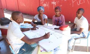 Houssaini Tafara, le président de l'association, en plein atelier "Qu'est ce qu'il se passe à Mayotte?"