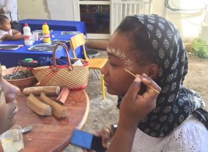 Atelier maquillage lors de cette journée consacrée à la femme dans la société mahoraise