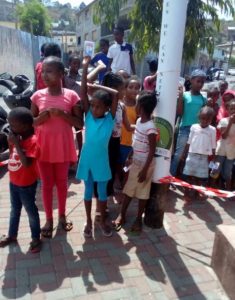 Des enfants éco-responsables qui attendent leur cartable pour la rentrée