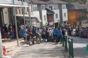 La foule lors de la réouverture du service des étrangers ce mardi