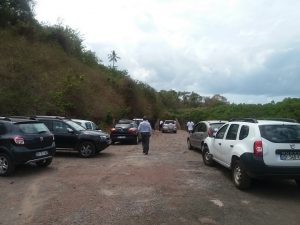 Le stationnement est compliqué à l'entrée du parc