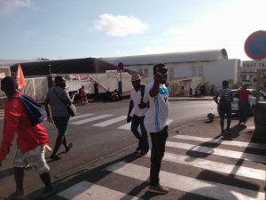 Photo prise par une scootériste après avoir été destabilisée par des manifestantes.
