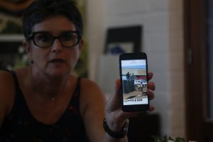 Nathalie Costantini montre une photo d'enfants traînant dans la rue à Kawéni à l'heure du repas