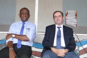 Le préfet Frédéric Veau et le président de l'interco PT Saïd Omar Oili, à l'écoute