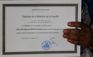 ...Avec un joli diplôme.