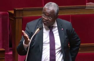 Le député Mansour Kamardine s'adressant au ministre de l'Education nationale
