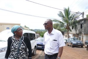 Raïssa Andhum et Ali Rastami à côté du nouveau transformateur à Dzoumogné