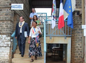 A la sortie de la mairie