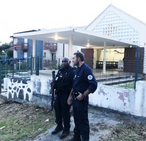 Une présence visible devant l'église ce dimanche soir à Mamoudzou.