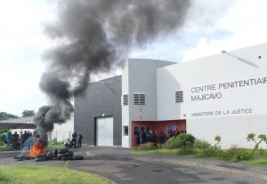 Le feu de pneus traditionnel, signe d'un mouvement au Centre pénitentiaire 