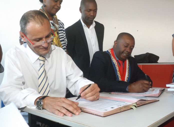 Contrats de ville Le préfet et le maire de Tsingoni signe le contrat de ville de la commune