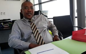 Ali Ahmed Mondroha dans son bureau de la SIM